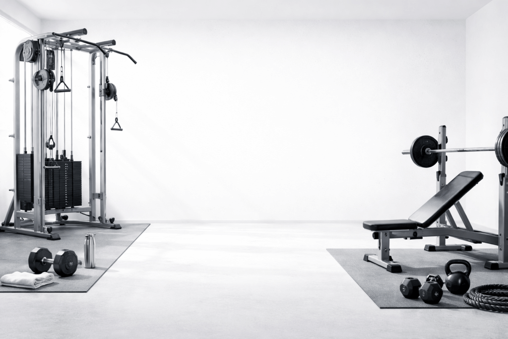 Salle de sport lumineuse avec machines de musculation, banc de développé couché et station à câbles